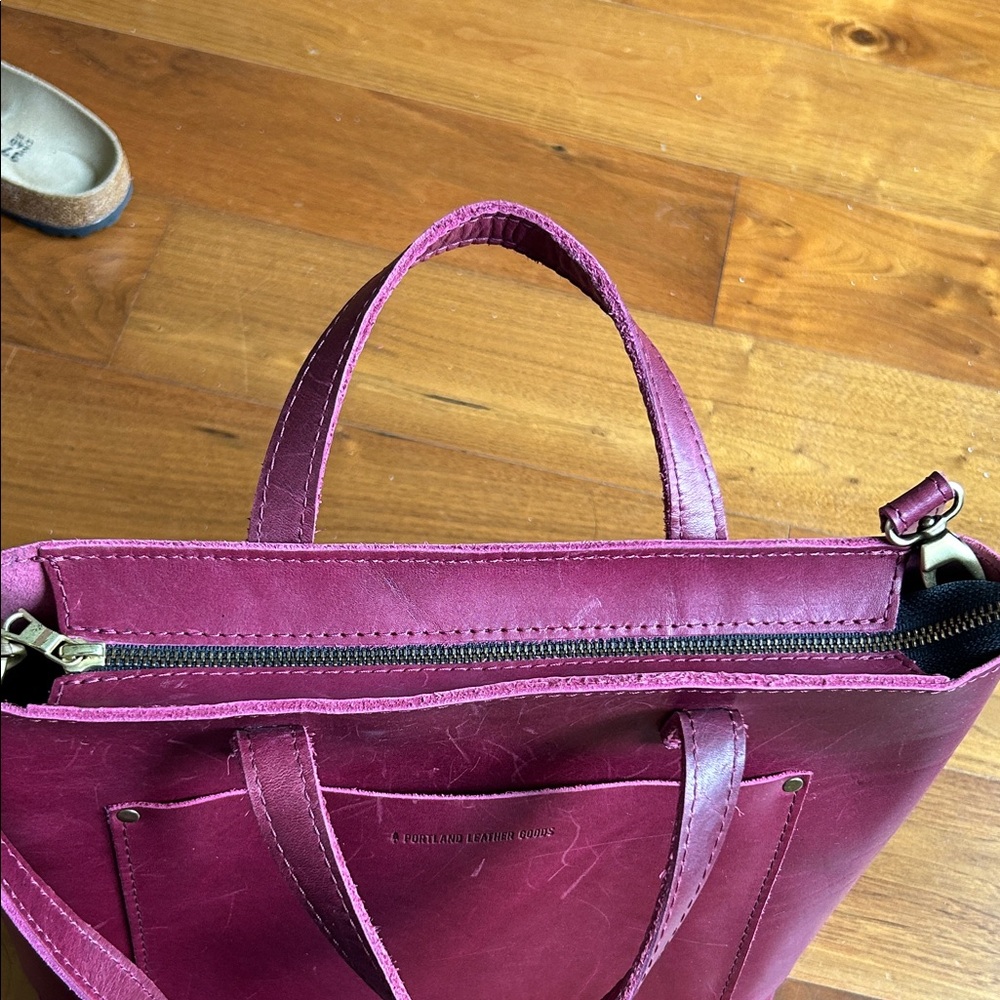 Medium crossbody tote - Picture 6 of 10
